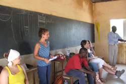 Jodie Sanscartier dans une école du Mali