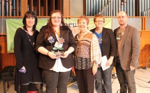  Chantale Galarneau (enseignante), Vanessa Clément (lauréate), Lucie Comeau (directrice des études), Louise Laprise (coordonatrice département Travail social) et Yanick Descheneaux (enseignant).