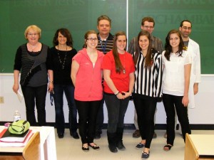 L’équipe gagnante de la troisième position : Marie-Christine Garceau, Charlie Levac, Éliane Boisvert et Sabrina Corriveau. Derrière : Les enseignants Mireille Nadeau, Isabelle Tremblay, Steve Bourgoing, Étienne Bourgeois et Daniel Daoust. Photo de Marc-André Déry.