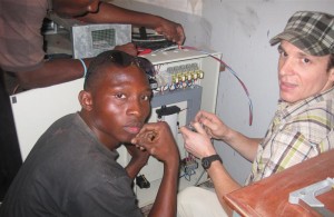 Le technicien en travaux pratiques Benoît Levasseur installe des équipements en compagnie de ses collègues sénégalais.