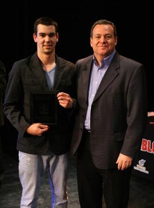 Samuel San Després, athlète masculin de l’année chez les Diablos, en compagnie de Sylvain Desbiens, président de la Corporation Les DIABLOS de Trois-Rivières. (Photo : Étienne Fournier)