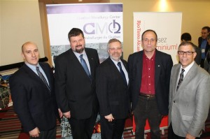 Joseph Langlais (chef de service R&D Rio Tinto Alcan), Gheorghe Marin (directeur du CMQ), Raymond-Robert Tremblay (directeur général du Cégep de Trois-Rivières), Franco Chiesa (chercheur au CMQ et titulaire de la chaire) et Pierre Achin (directeur régional chez Rio Tinto Alcan).