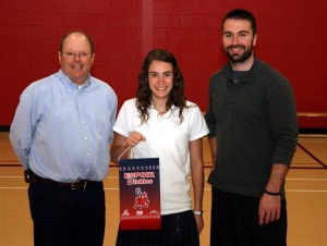 L’espoir DIABLOS du mois de mars, Amélie Vertefeuille, entourée de Daniel Tessier, coordonnateur des Services aux étudiants du Cégep de Trois-Rivières et Simon Lemieux, responsable des sports à l'Institut Keranna de Trois-Rivières.