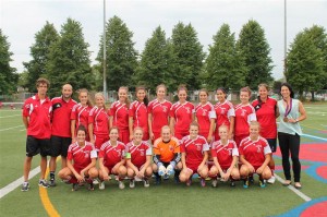  La médaillée olympique Marie-Ève Nault en compagnie des joueuses de l’équipe de soccer 2012-2013 Diablos.