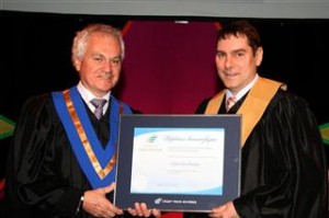 Le président du conseil d'administration, André J. Gagnon, et le Dr Alain Deschamps, troisième diplômé honorifique du Cégep de Trois-Rivières.