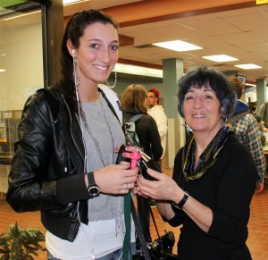  L’enseignante Élise Proulx remet une clé à Kimberly Martin, étudiante en Sciences humaines.