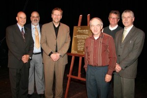 Les fondateurs de l'Observatoire du Cégep de Trois-Rivières en compagnie du conférencier Pierre Chastenay: André Landry, Mario Groleau, Pierre Chastenay, Justin Lamothe, Daniel Laganière, et Jean-Yves Gagnon. Absent sur la photo: Gaëtan Boucher