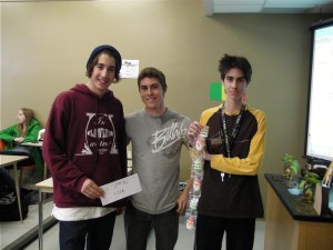 Trois étudiants en Génie mécanique ont remporté le deuxième prix : Jonathan Baillargeon-Paquette, Étienne Blanchard et Jean-Félix Massicotte. (dans le désordre)