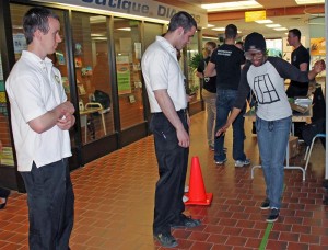 Alexandra Lamy, étudiante en Sciences humaines, essaie les lunettes simulant l’ébriété et teste le taux d’alcool dans son sang.