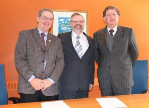 Denis Moreau, spécialiste en élaboration de programmes techniques, Raymond-Robert Tremblay, directeur général du Cégep de Trois-Rivières et Andrés Lyon Garcìa, recteur du Centre de Formation Technique de San Augustin au Chili lors de la signature du protocole.