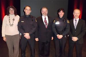 Francine Rousseau, l'agent Alex Leblanc, Raymond-Robert Tremblay, l'agente Carole Arbelot et Daniel Marchand.