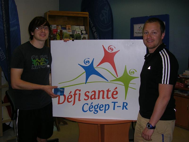 Nicolas Matton reçoit son prix de François Berthiaume, coordonnateur du Défi santé. Nicolas Matton reçoit son prix de François Berthiaume, coordonnateur du Défi santé.