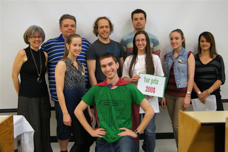 Les gagnants de l’Académie des sciences du Cégep de Trois-Rivières entourés de membres du personnel : Lucie Hamel (directrice adjointe aux études), Steve Bourgoing (enseignant chimie), Odélie Gélinas (étudiante), François Gagnon (enseignant mathématique), Simon Levesque (enseignant physique), Émilie Bellemare (étudiante), Audrey Croisetière (étudiante) et Isabelle Tremblay (enseignante biologie). Devant l’étudiant James Timmons alias "Super Thé"!