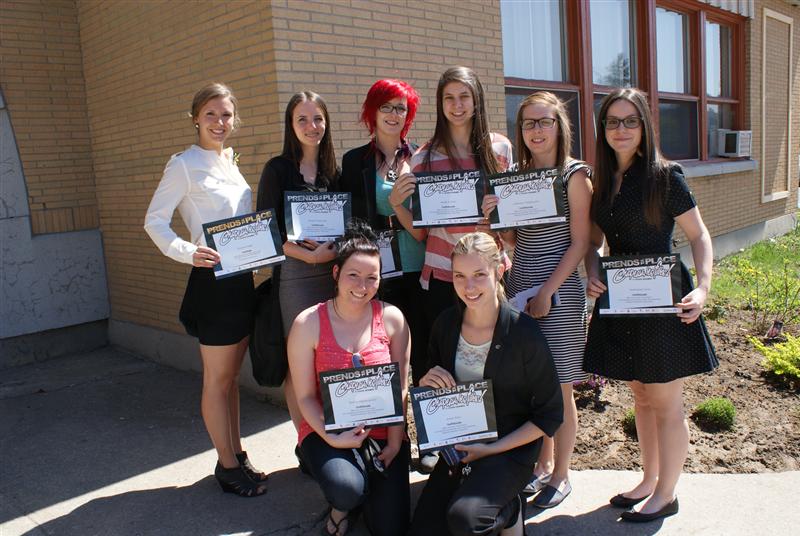 À gauche, la gagnante du Cégep de Trois-Rivières Arianne Dubé (Techniques policières) en compagnie de participantes du collège trifluvien Maude  Desjardins (Techniques policières), Sarah Dufault-Gravel (Architecture), Molly Trottier (Génie civil), Catherine Vaillancourt (Mécanique du bâtiment), Andréanne Sirois (Mécanique du bâtiment). Devant : Audrey Dupont-Gravel (Génie civil) et  Joanie Roux (Techniques policières). Absente : Myriam Gravel (Métallurgie).