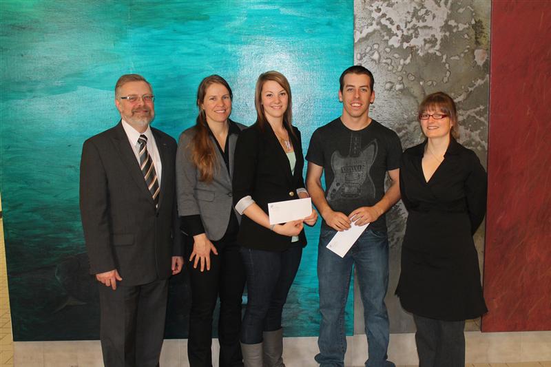 Les gagnants du 1er prix dans le groupe 1 : Viky Leroux-Fournier et Julien Bayard, entourés du directeur général Raymond-Robert Tremblay et des enseignantes Isabelle Maheux et Marie-Claude Bouffard.