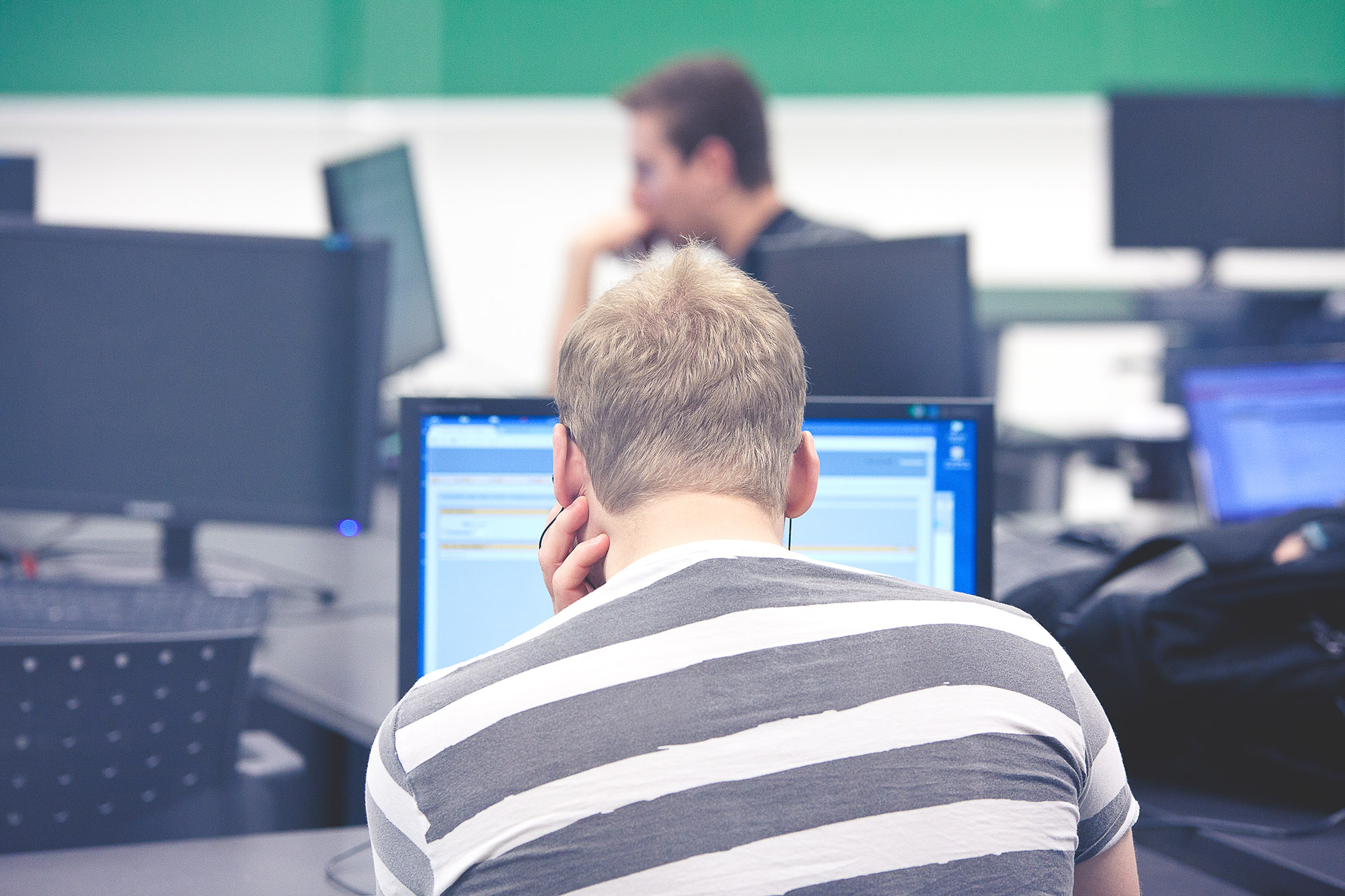 Un étudiant regarde son écran d'ordinateur