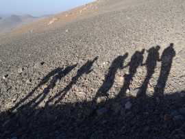 Les silhouettes de randonneurs sur une montagne