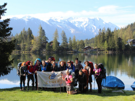 Des randonneurs sur le bord d'un lac