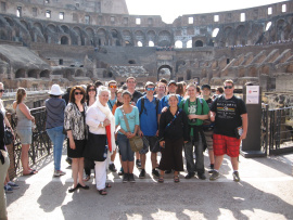 Un groupe de voyageurs dans le Colisée à Rome