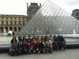 Un groupe de personnes devant le Louvre