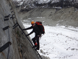 Un grimpeur en escalade sur un rocher