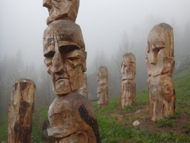 Des sculptures dans la brume