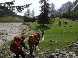 Randonneurs dans un sentier en montagne