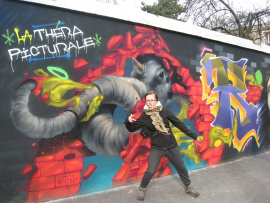 Un jeune femme devant une murale