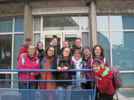 Un groupe devant une auberge de jeunesse