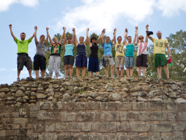 Des jeunes saluent sur un rocher