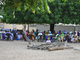 Des femmes sénégalaises assise sous un arbre