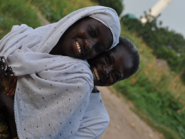 Deux femmes sénégalaises sourient