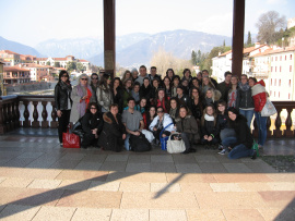 Un groupe de voyageurs devant une balustrade