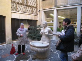 Une femme e un homme devant une fontaine