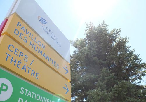 Panneaux d'indication sur le site du cégep de Trois-Rivières