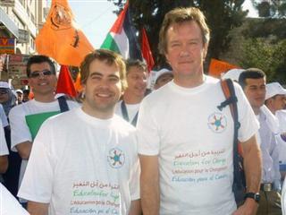 Alain Dumas en compagnie de Daniel Landry lors de la marche d’ouverture du Forum mondial social sur l’éducation en octobre dernier.