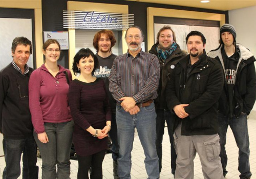 Au centre, le président de l’AQLPA, André Bélisle, entouré d’étudiants et des enseignants Madelaine Rouleau et Jean Guilbert.