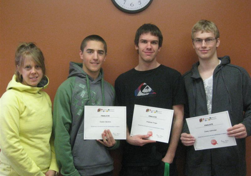 Jasmin Désilets, Stéphane Frigon, Jimmy Labrecque se sont qualifiés pour la finale québécoise du Championnat International de jeux mathématiques et logiques. Ils sont en compagnie de Caroline Piché, l’une des enseignantes responsables. Absent sur la photo : Samuel Lemay.