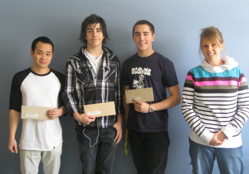 Les gagnants Jasmin Désilets, Samuel Lemay et Frédéric St-Cyr-Giguère, en compagnie de l’enseignante Caroline Piché.