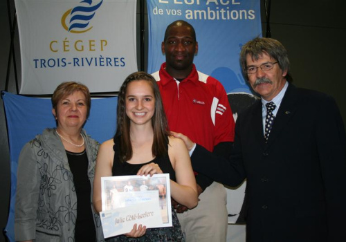 Lucie Comeau, directrice des études, Julie Côté-Leclerc, boursière, Frank-Anthony Allepot, entraîneur basketball AAA, Christian Muckle, directeur général.