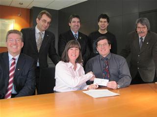 Assis: Claude Huard, président de la Fondation, Lucy Sicard, directrice générale de la Fondation et Louis Morimanno, trésorier de TAPPI. Debout: Patrice Mangin, directeur général du CIPP, Mario Parenteau, directeur du CSPP, Jean-Patrice Lamothe, coordonnateur du département des Technologies des pâtes et papiers, Christian Muckle, directeur général du Cégep de Trois-Rivières.