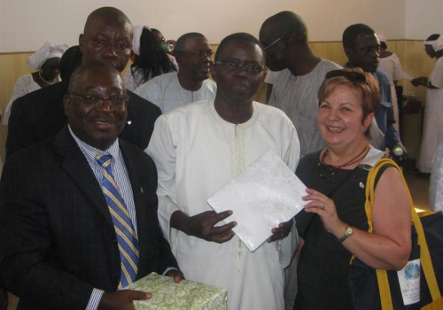 M. Philippe Mpeck (coordonnateur du SCDI) et Mme Lucie Comeau (directrice des études) en compagnie du ministre de l'Enseignement Technique et de la Formation Professionnelle du Sénégal, M. Moussa Sakho, lors du lancement à Kaolack.