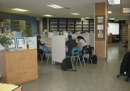 Le Centre d’apprentissage et de ressources linguistiques (CARL) et le Centre d’aide en mathématiques (CAM)