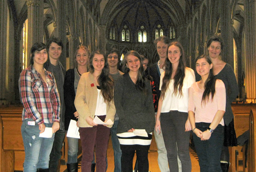Le groupe d’étudiants du cours « Sens du divin » en Histoire et civilisation, lors de leur deuxième visite à la Cathédrale en compagnie de leur enseignante Patricia Nourry.