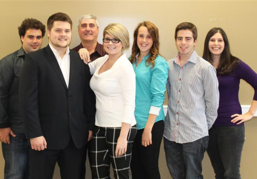 Les membres du conseil exécutif du TACT : Damien Cogulet, Jonathan Grimard, Noémie Roy, Amélie Rivard, David Marcotte. Cynthia Lee est absente sur la photo. Ils sont en compagnie de Réjean Paquet, directeur des services aux étudiants et de Stéphanie Blais, responsable en entrepreneuriat.