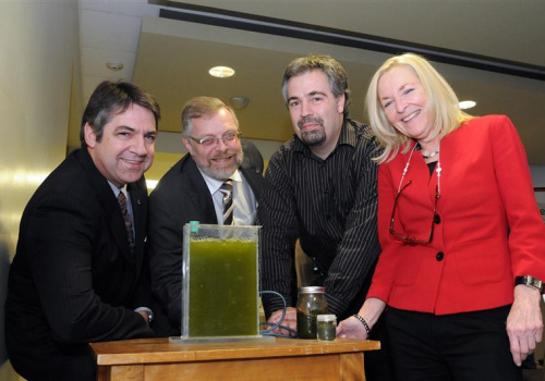 M. Mario Parenteau, directeur du Centre spécialisé en pâtes et papiers (CSPP), M. Raymond-Robert Tremblay, directeur du Cégep de Trois-Rivières, M. Simon Barnabé, titulaire de la Chaire de recherche industrielle en environnement et biotechnologie de la Fondation de l’UQTR (CRIEB), ainsi que Mme Lucie Guillemette, vice-rectrice aux études de cycles supérieurs et à la recherche de l’UQTR.