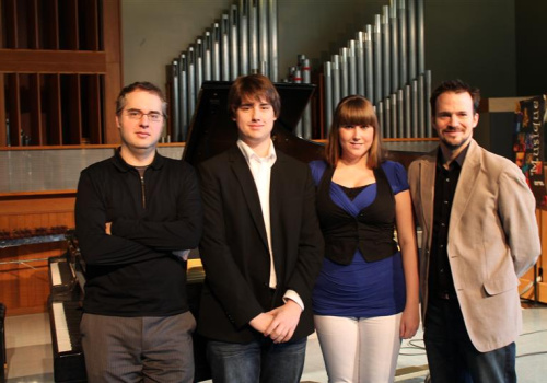 Le pianiste Jimmy Brière, les élèves Charles Gauthier et Marie-France Gilbert ainsi que leur enseignant André Gagnon.