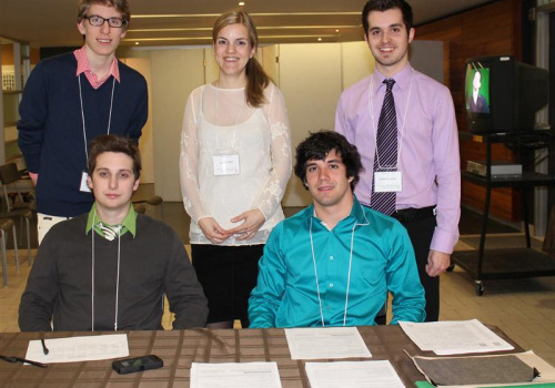 Samuel Nobert, l’enseignante Audrey Côté, Derrick Lavoie, Guillaume Massicotte et Olivier Charest lors de la clinique d’impôt.