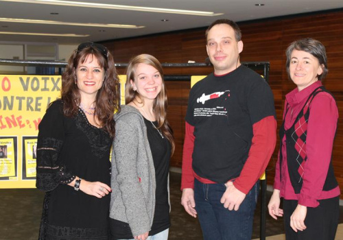 Natacha Giroux, enseignante, Claudia Verreault, étudiante et membre du groupe Amnistie internationale, Charles Perroud, conférencier et Lise Ouellet, travailleuse sociale au Service d'animation sociale et communautaire.