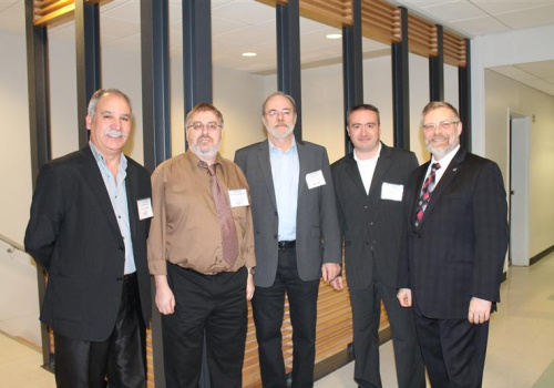 Le directeur du C2T3, Tayeb Medjeldi et le directeur général du Cégep, Raymond-Robert Tremblay, entourent trois des cinq conférenciers : Jean-Claude Morissette, directeur technique du C2T3, christian Back de GDG Environnement et Guillaume Parenteau de Epsilia.